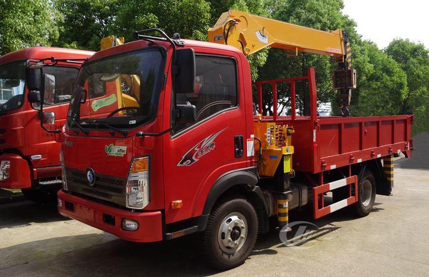 重汽王牌3.2噸藍(lán)牌隨車(chē)吊